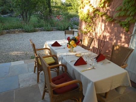 La terrasse où est servie la table d'hôtes